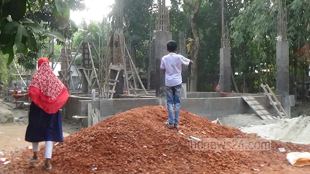 নড়িয়ায় ৩৭ স্কুলভবন নির্মাণে ‘নিম্নমানের’ সামগ্রী ব্যবহার
