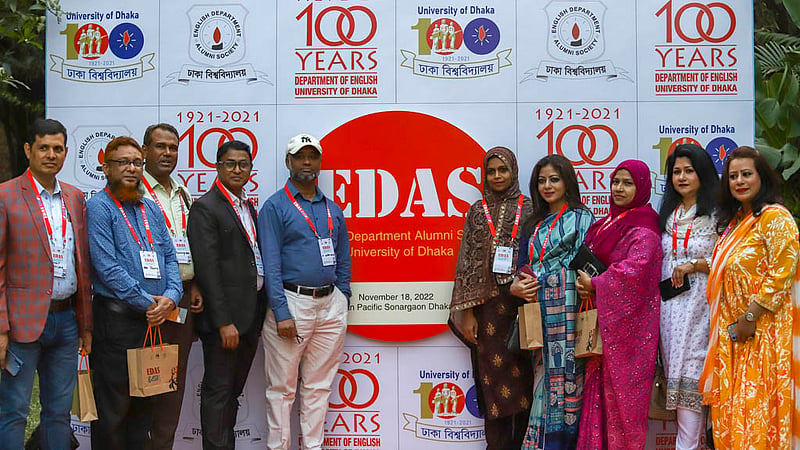 পুনর্মিলনের ক্ষণ হল ফ্রেমবন্দি। শুক্রবার ঢাকার সোনারগাঁও হোটেলে বসেছিল ঢাকা বিশ্ববিদ্যালয়ের ইংরেজি বিভাগের সাবেক শিক্ষার্থীদের মিলন মেলা। ছবি: মাহমুদ জামান অভি