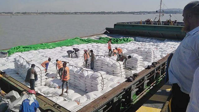 নির্মাণাধীন পতেঙ্গা কন্টেইনার টার্মিনালে চাল খালাস