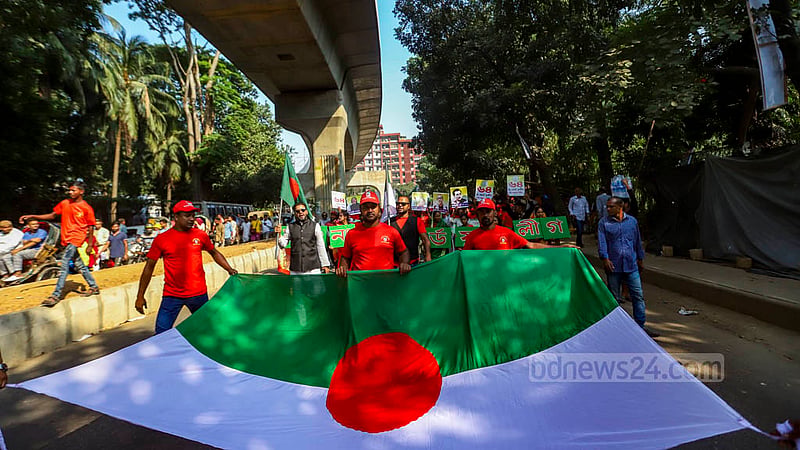 যুবলীগের সুবর্ণজয়ন্তী উপলক্ষে শুক্রবার দলীয় পতাকা হাতে নিয়ে ঢাকার সোহরাওয়ার্দী উদ্যানে মহাসমাবেশে যোগ দিতে আসেন নেতা-কর্মীরা।ছবি: মাহমুদ জামান অভি