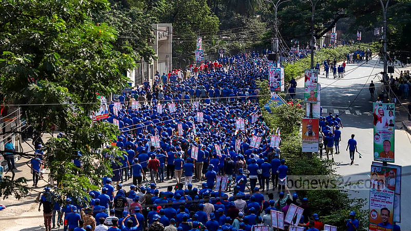ঢাকার সোহরাওয়ার্দী উদ্যানে যুবলীগের সুবর্ণজয়ন্তীর মহাসমাবেশে যোগ দিতে নীল রঙের টি-শার্ট পরে নারায়ণগঞ্জের রূপগঞ্জ থেকে আসে নেতাকর্মীদের বড় একটি দল।ছবি: মাহমুদ জামান অভি