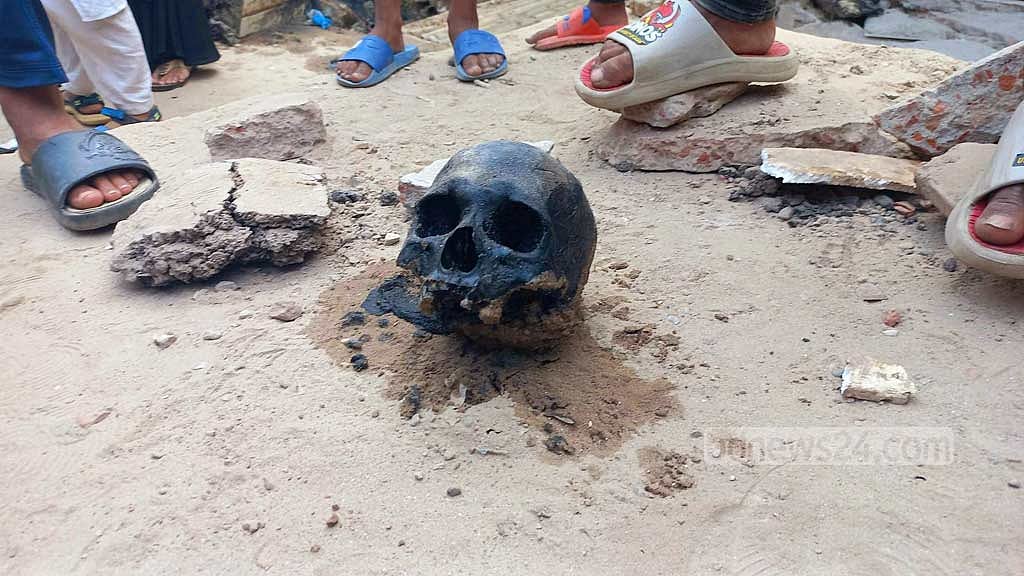 নওগাঁয় নালায় পাওয়া গেল মানব খুলি