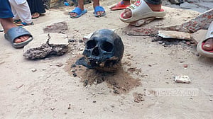 নওগাঁয় নালায় পাওয়া গেল মানব খুলি