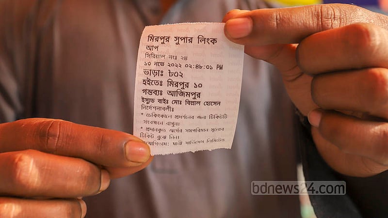 মিরপুর-১০ থেকে আজিমপুরগামী বাস মিরপুর সুপার লিংকের ভাড়া ই-টিকেটের মাধ্যমে নেওয়া হলেও শুক্রাবাদের যাত্রীর কাছ থেকে আজিমপুরের ভাড়া রাখার অভিযোগ করেন অনেকেই। ছবি: আসিফ মাহমুদ অভি