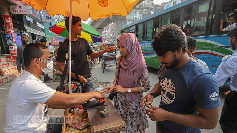 মিরপুর-১০ থেকে আজিমপুরগামী বাস মিরপুর সুপার লিংকের ই-টিকেট দেওয়া হচ্ছে কাউন্টার বসিয়ে। তবে বেশির ভাগ কোম্পানি টিকেট বেচছে বাসের ভেতরে। ছবি: আসিফ মাহমুদ অভি