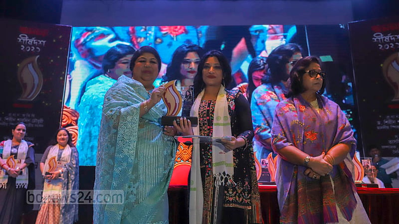 বাংলা একাডেমির আবদুল করিম সাহিত্য বিশারদ মিলনায়তনে শনিবার স্পিকার শিরীন শারমিন চৌধুরীর হাত থেকে ‘অনন্যা’ সম্মাননা নেন প্রযুক্তিবিদ রুদমীলা নওশীন।