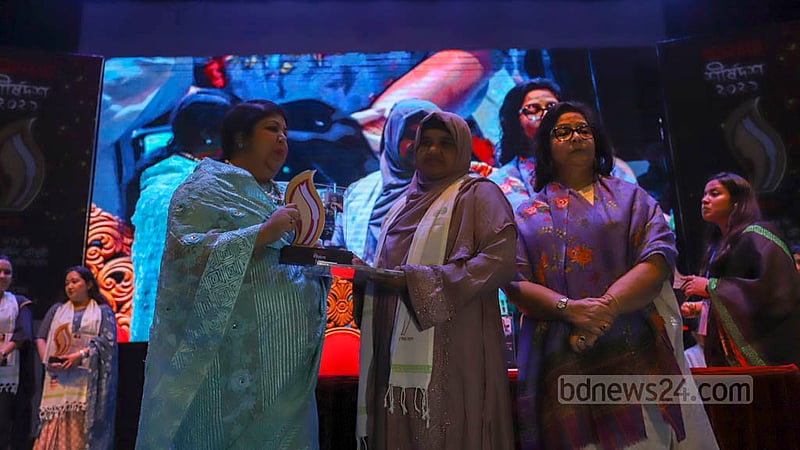 বাংলা একাডেমির আবদুল করিম সাহিত্য বিশারদ মিলনায়তনে শনিবার স্পিকার শিরীন শারমিন চৌধুরীর হাত থেকে ‘অনন্যা’ সম্মাননা নেন নারী উদ্যোক্তা মোছা. ইছমত।