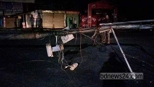 বিদ্যুতের খুঁটি পড়ে রোকেয়া বিশ্ববিদ্যালয়ের ২ শিক্ষার্থী আহত