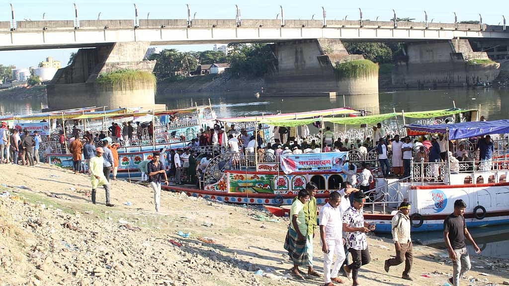 বিএনপির সমাবেশ: নৌকায় সুনামগঞ্জের নেতা-কর্মীরা সিলেটে