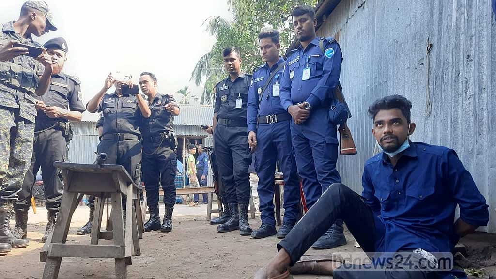 টাঙ্গাইলে ভোট কেন্দ্রের সামনে ‘অস্ত্রসহ’ যুবক আটক
