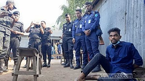 টাঙ্গাইলে ভোট কেন্দ্রের সামনে ‘অস্ত্রসহ’ যুবক আটক