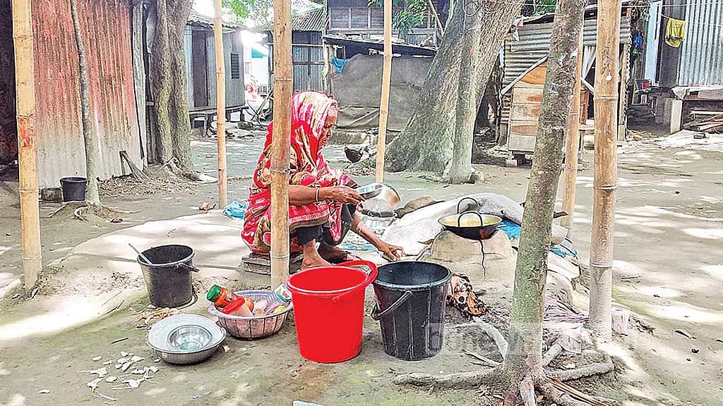 নদী ভাঙন: নড়িয়ায় গৃহহীনদের পুনর্বাসনের উদ্যোগ নেই