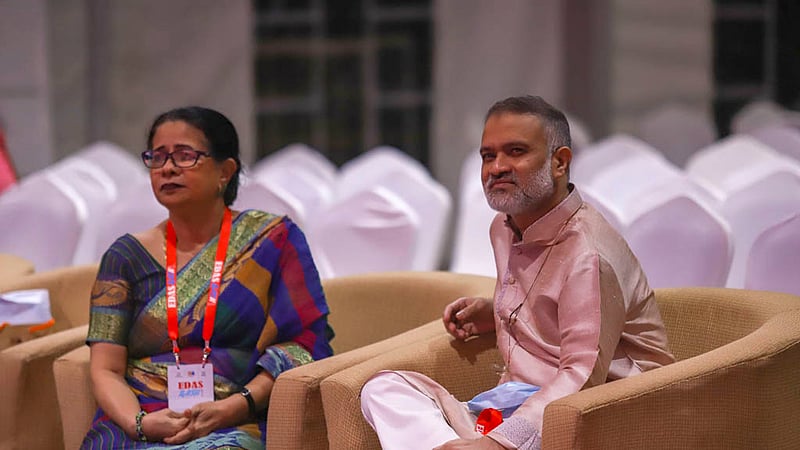 ঢাকা বিশ্ববিদ্যালয়ের ইংরেজি বিভাগের সাবেক শিক্ষার্থীদের পুনর্মিলনীতে অ্যালামনাই সোসাইটির সাবেক সভাপতি রাশেদা কে চৌধুরী এবং সাবেক সাধারণ সম্পাদক ও বিডিনিউজ টোয়েন্টিফোর ডটকমের প্রধান সম্পাদক তৌফিক ইমরোজ খালিদী। ছবি: মাহমুদ জামান অভি