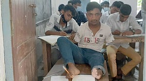 পা দিয়ে লিখে জিপিএ ৫ পেল কুড়িগ্রামের মানিক