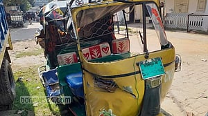 চাঁদপুরে অটোরিকশার পেছনে বাসের ধাক্কা, শিক্ষিকার মৃত্যু