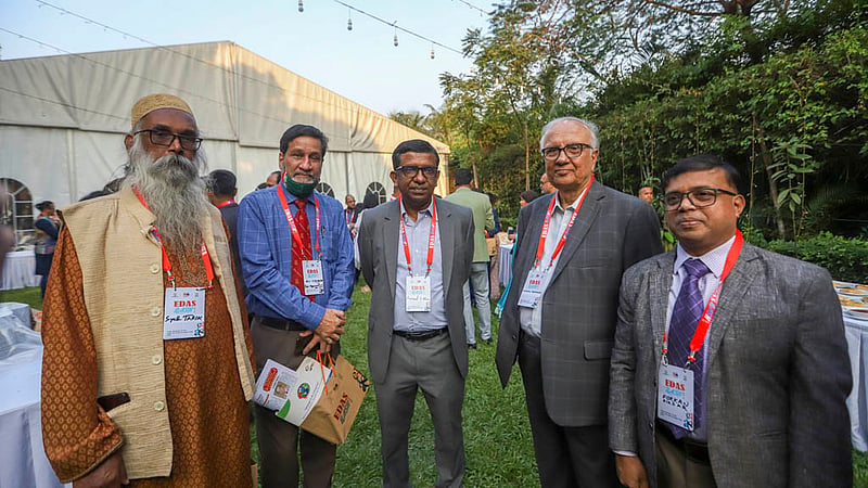 ঢাকা বিশ্ববিদ্যালয়ের ইংরেজি বিভাগের সাবেক শিক্ষার্থীদের পুনর্মিলনী ছিল শুক্রবার। হোটেল সোনারগাঁওয়ের মিলনমেলায় ইংলিশ ডিপার্টমেন্ট অ্যালামনাই সোসাইটির সভাপতি নাট্যকার, অভিনেতা রামেন্দু মজুমদার এবং সাধারণ সম্পাদক স্বরাষ্ট্র মন্ত্রণালয়ের জ্যেষ্ঠ সচিব আমিনুল ইসলাম খানের সঙ্গে ফ্রেমবন্দি হলেন অনেকেই। ছবি: মাহমুদ জামান অভি