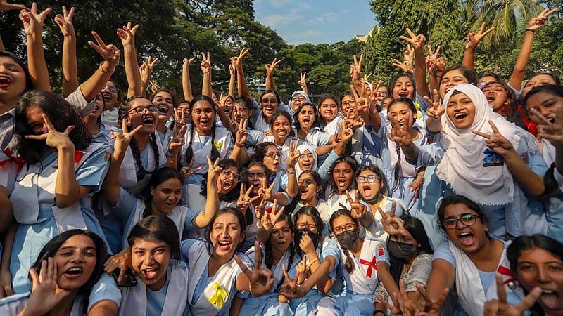 এসএসসির ফল প্রকাশের পর সোমবার ভিকারুননিসা নূন স্কুল ও কলেজে ‘ভি’ চিহ্ন দেখিয়ে উচ্ছ্বাস প্রকাশে শিক্ষার্থীরা।ছবি: মাহমুদ জামান অভি