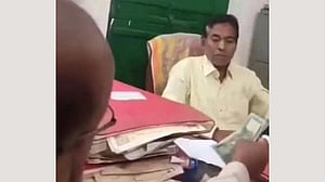 রাজশাহীতে ভূমি কর্মকর্তার ঘুষ লেনদেনের ভিডিও ভাইরাল