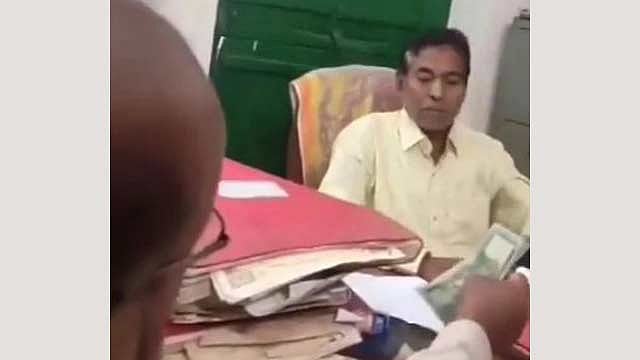 রাজশাহীতে ভূমি কর্মকর্তার ঘুষ লেনদেনের ভিডিও ভাইরাল