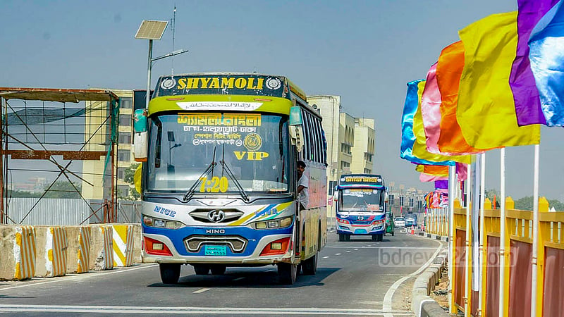 বিআরটি প্রকল্পের টঙ্গী ফায়ার সার্ভিস থেকে উত্তরা হাউজ বিল্ডিং অংশের ঢাকামুখী দুটি লেইন রোববার সকালে উদ্বোধনের পর ব্যক্তিগত গাড়িসহ বাস চলাচল করতে দেখা যায়।