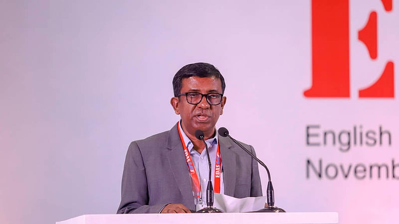 সোনারগাঁও হোটেলে শুক্রবার ঢাকা বিশ্ববিদ্যালয়ের ইংরেজি বিভাগের সাবেক শিক্ষার্থীদের মিলনমেলায় অ‌্যালামনাই সোসাইটির সাধারণ সম্পাদক স্বরাষ্ট্র মন্ত্রণালয়ের জ্যেষ্ঠ সচিব আমিনুল ইসলাম খান। ছবি: মাহমুদ জামান অভি