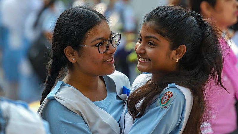 এসএসসির ফল প্রকাশের পর সোমবার ভিকারুননিসা নূন স্কুল ও কলেজে আনন্দে মাতে শিক্ষার্থীরা।