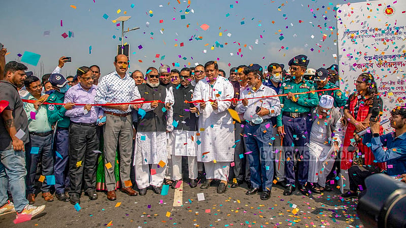 সড়ক পরিবহন ও সেতুমন্ত্রী ওবায়দুল কাদের রোববার সকালে বিআরটি প্রকল্পের দুই লেইনের উদ্বোধন করেন ।