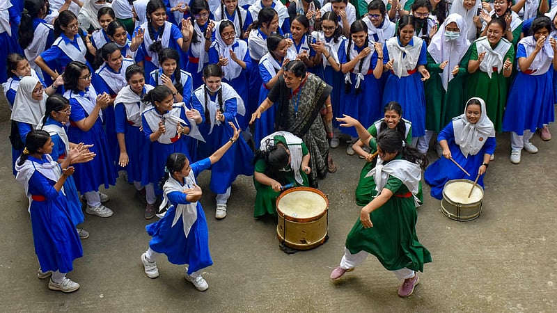 এসএসসি ও সমমানের পরীক্ষার ফল প্রকাশের চট্টগ্রাম ডা. খাস্তগীর সরকারি বালিকা উচ্চ বিদ্যালয়ের জিপিএ-৫ প্রাপ্ত ছাত্রীদের উল্লাস।ছবি: সুমন বাবু