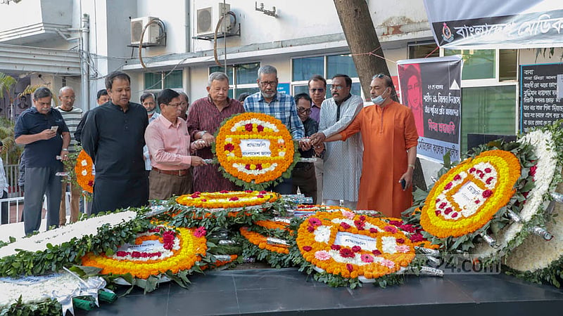 এরশাদবিরোধী আন্দোলনে নিহত ডা. শামসুল আলম খান মিলনের সমাধিতে ফুল দিয়ে শ্রদ্ধা জানায় তার দল জাসদ।