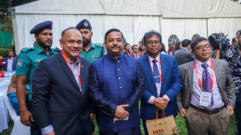 ঢাকা বিশ্ববিদ্যালয়ের ইংরেজি বিভাগের পুনর্মিলনীতে সাবেক শিক্ষার্থীদের মধ্যে এসেছিলেন ইডাসের সাবেক যুগ্ম সম্পাদক, সাবেক আইজিপি বেনজীর আহমেদও।ছবি: মাহমুদ জামান অভি