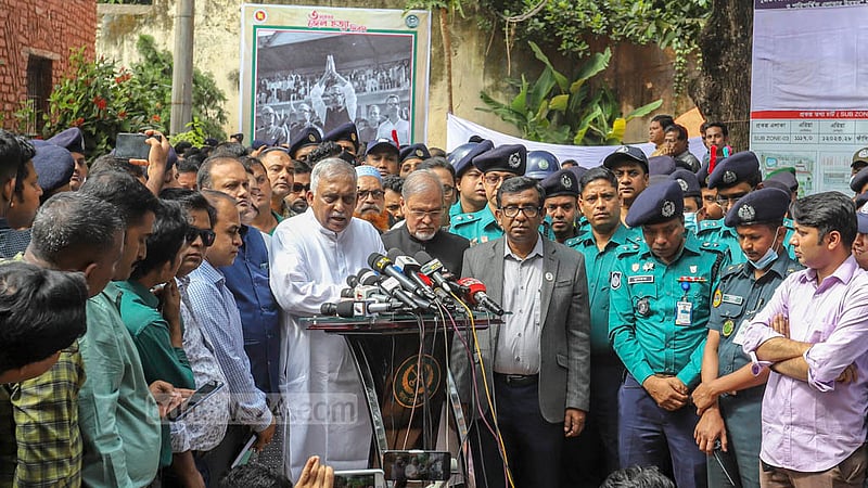 জেল হত্যা দিবসে বৃহস্পতিবার ঢাকার নাজিমউদ্দিন রোডের কারা স্মৃতি জাদুঘরে জাতীয় চার নেতার প্রতিকৃতিতে শ্রদ্ধা জানানোর পর সাংবাদিকদের সঙ্গে কথা বলেন স্বরাষ্ট্রমন্ত্রী আসাদুজ্জামান খান কামাল।