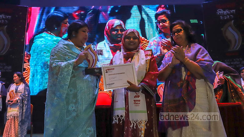 বাংলা একাডেমির আবদুল করিম সাহিত্য বিশারদ মিলনায়তনে শনিবার স্পিকার শিরীন শারমিন চৌধুরীর হাত থেকে ‘অনন্যা’ সম্মাননা নেন বিজ্ঞানী সালমা সুলতানা।