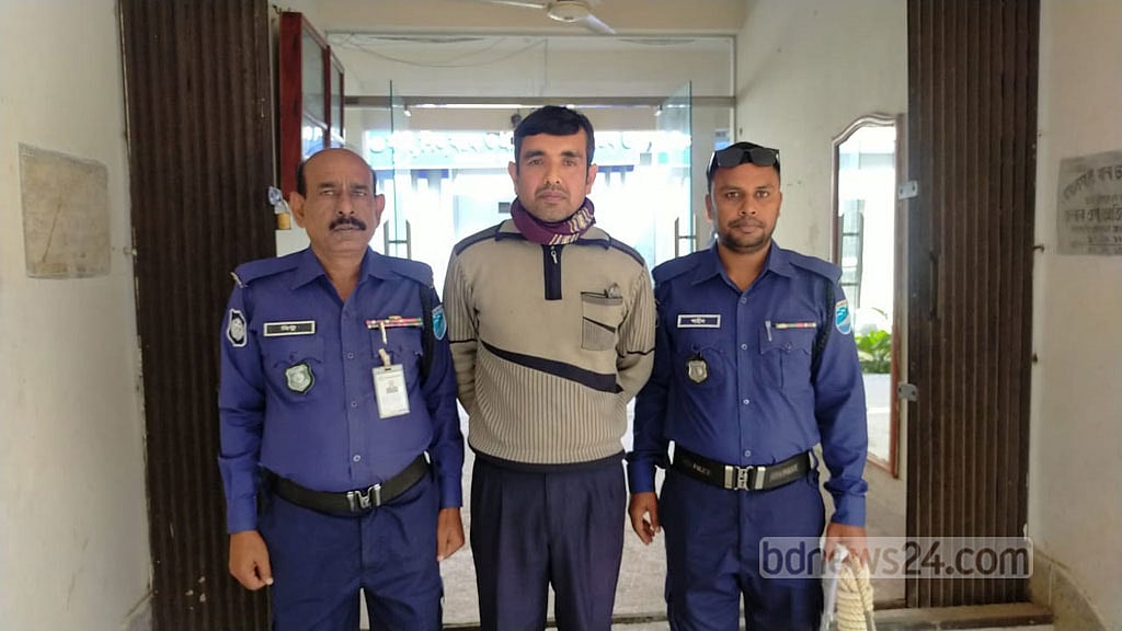 ফরিদপুরে শিক্ষিকা স্ত্রীর মামলায় কারাগারে প্রধান শিক্ষক