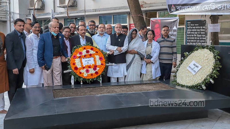 এরশাদবিরোধী আন্দোলনে নিহত ডা. শামসুল আলম খান মিলনের সমাধিতে ফুল দিয়ে শ্রদ্ধা জানায় ঢাকা মেডিকেল কলেজ।