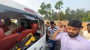 সমাবেশের পথে গৌরনদীতে ইশরাকের গাড়িবহরে হামলা