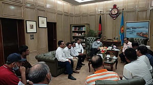 বাহাদুর শাহ পার্কের নির্মাণাধীন স্থাপনা ‘সরানোর আশ্বাস’