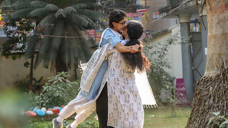 এসএসসিতে দুই বন্ধুর ফলই ভালো হয়েছে, তারই প্রকাশ ভিকারুননিসা নূন স্কুল ও কলেজের এই দুই শিক্ষার্থীর উচ্ছ্বাসে।