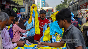ব্রাজিল না আর্জেন্টিনা? জার্সি-পতাকায় রমরমা