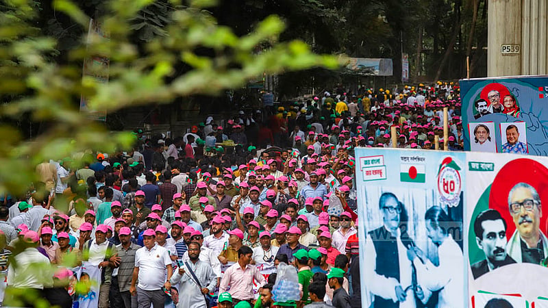 যুবলীগের সুবর্ণজয়ন্তী উপলক্ষে শুক্রবার ঢাকার সোহরাওয়ার্দী উদ্যানে আয়োজিত মহাসমাবেশে আসা নেতাকর্মীদের ভিড়ে ছেয়ে যায় ঢাকা বিশ্ববিদ্যালয় এলাকা।ছবি: মাহমুদ জামান অভি