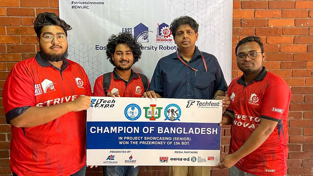 ইস্ট ওয়েস্ট ইউনিভার্সিটির রোবোটিক্স ক্লাবের সাফল্য