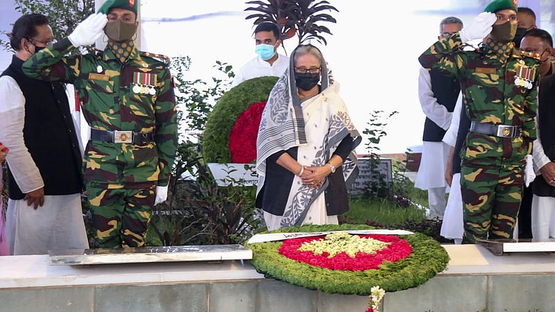 জেল হত্যা দিবস উপলক্ষে বৃহস্পতিবার সকালে ঢাকার বনানী কবরস্থানে জাতীয় চার নেতার তিনজন সৈয়দ নজরুল ইসলাম, তাজউদ্দীন আহমদ, এম মনসুর আলীর কবরে ফুল দিয়ে শ্রদ্ধা জানান প্রধানমন্ত্রী শেখ হাসিনা। ছবি: এস এম গোর্কি/ পিএমও