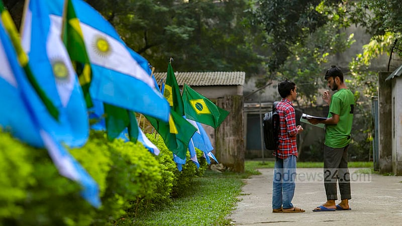 মুক্তিযোদ্ধা জিয়াউর রহমান হলের যেদিকে তাকানো যায়, সেদিকেই দেখা মিলবে আর্জেন্টিনা কিংবা ব্রাজিলের পতাকা। হলের সামনের বাগানও ছেয়ে গেছে পকাতায়।ছবি: মাহমুদ জামান অভি