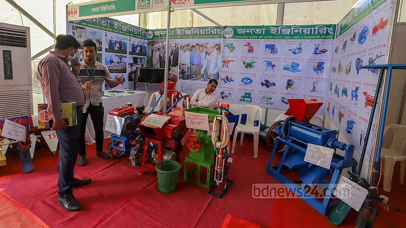 এসএমই পণ্য মেলার একটি স্টলে দেখা গেল কৃষি কাজে ব্যবহৃত বিভিন্ন যন্ত্রাংশ। ছবি: আসিফ মাহমুদ অভি