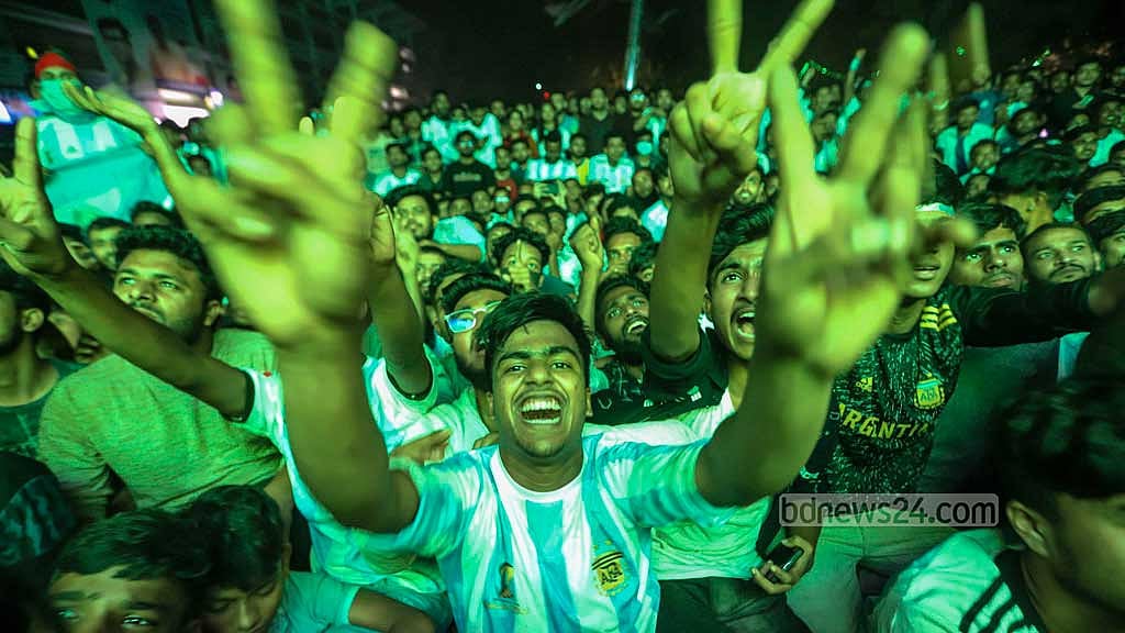 ‘এরা আমাদের মতোই পাগল’