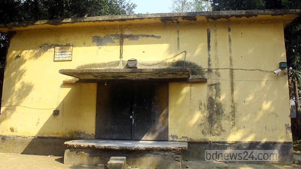 ফরিদপুরে ‘২০০ টন চালের ঘাটতি পেয়ে’ গুদাম সিলগালা
