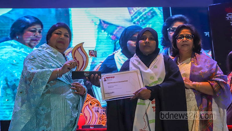 অদম্য সাহসী ভূমিকার জন্য শাহিনুর আক্তার পেয়েছেন ‘অনন্যা’ সম্মাননা, শনিবার স্পিকার শিরীন শারমিন চৌধুরীর হাত থেকে তিনি এ সম্মাননা গ্রহণ করেন।