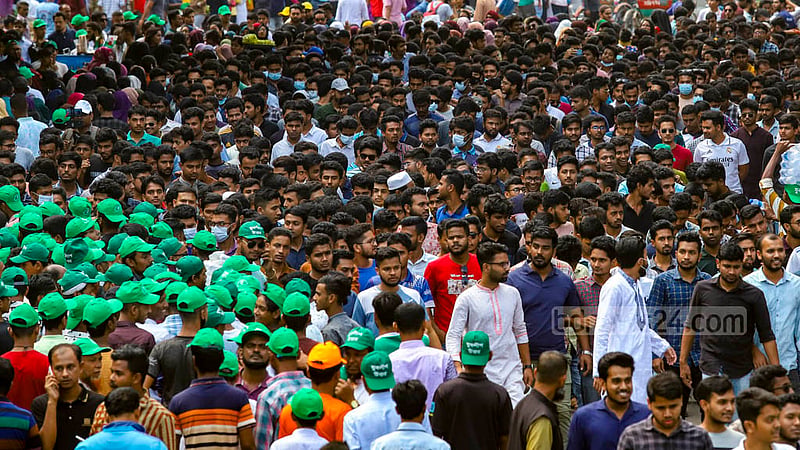 যুবলীগের সুবর্ণজয়ন্তী উপলক্ষে শুক্রবার ঢাকার সোহরাওয়ার্দী উদ্যানে আয়োজিত মহাসমাবেশে আসা নেতাকর্মীদের ভিড়ে ছেয়ে যায় ঢাকা বিশ্ববিদ্যালয় এলাকা।ছবি: মাহমুদ জামান অভি