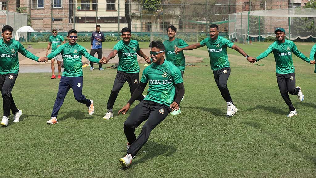 উৎসবের আবহে মাঠে গড়াচ্ছে বিসিএল