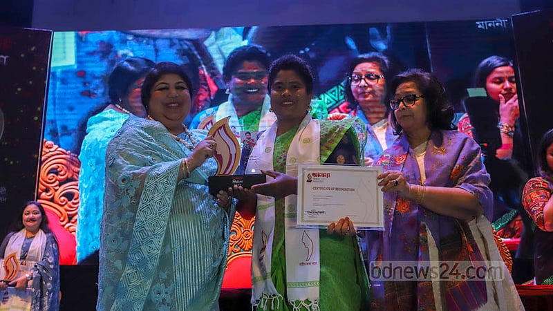 শনিবার স্পিকার শিরীন শারমিন চৌধুরীর হাত থেকে ‘অনন্যা’ সম্মাননা নেন মার্শাল আর্ট প্রশিক্ষক সান্ত্বনা রানী রায়।