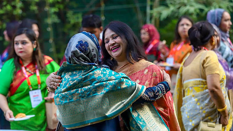‘বন্ধু কি খবর বল? কত দিন দেখা হয় নি...।’ শুক্রবার বিকালে ঢাকা বিশ্ববিদ্যালয়ের ইংরেজি বিভাগের সাবেক শিক্ষার্থীদের মিলন মেলায় ফিরে এল স্মৃতিরা। ছবি: মাহমুদ জামান অভি